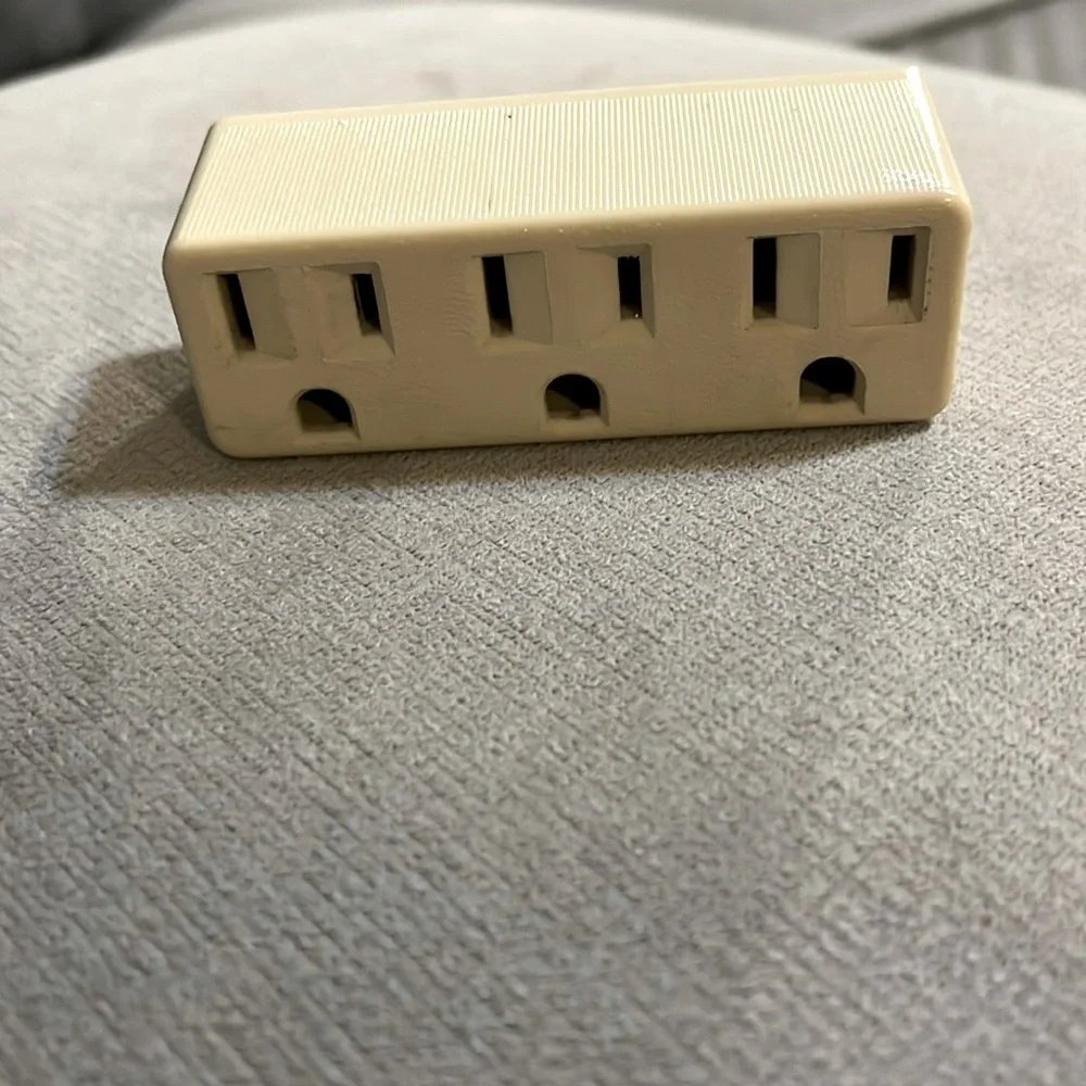 EUC - GE 3-Outlet Extender, Grounded Wall Tap